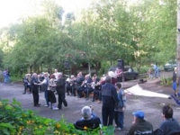 Танцы под духовой оркестр  во дворе учреждения 